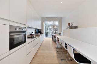 <p>Deze ruime en instapklare woning in de Kairostraat in Oostende biedt u comfortabel en praktisch wonen, verspreid over meerdere niveaus. Dankzij de doordachte indeling, overvloedige lichtinval en twee zonnige terrassen is dit de ideale woning voor wie op zoek is naar ruimte, privacy en een centrale ligging.</p><p> </p><p>Bij het betreden van de woning komt u binnen in een verzorgde inkomhal met ingebouwde bergruimte. Op het gelijkvloers bevindt zich een eerste slaapkamer met eigen badkamer (douche en toilet), ideaal als logeerkamer of voor inwonende kinderen. Achteraan vindt u nog een extra ruimte die perfect kan dienen als bureau of extra berging.</p><p> </p><p>Op de eerste verdieping ligt de gezellige leefkeuken met eetruimte, afgewerkt met een parketvloer voor een warme uitstraling. Hier geniet u van een balkon aan de voorzijde en een eerste terras aan de achterzijde. Op de tussenverdieping is een praktische wasruimte voorzien.</p><p> </p><p>De tweede verdieping herbergt de lichtrijke living met hoge ramen en een sfeervolle gas open haard, een plek waar het heerlijk vertoeven is. Op deze verdieping vindt u ook een gastentoilet.</p><p> </p><p>Op de derde verdieping bevinden zich twee volwaardige slaapkamers en een moderne badkamer, uitgerust met regendouche, toilet en lavabomeubel. Ook hier geniet u van een tweede, zonnig terras.</p><p><br />De woning is rustig gelegen in de Kairostraat, op een steenworp van het bruisende stadsleven van Oostende. Scholen, winkels, openbaar vervoer en ontspanningsmogelijkheden bevinden zich op wandel- of fietsafstand. Dankzij de nabijheid van belangrijke invalswegen bent u bovendien vlot verbonden met de rest van de stad en de kust.</p><p> </p><p><strong>TROEVEN</strong></p><p>+ Instapklare woning met 3 slaapkamers en 2 badkamers</p><p>+ Twee zonnige terrassen en balkon</p><p>+ Sfeervolle living met gas open haard en veel lichtinval</p><p>+ Praktische indeling met extra bureau- of bergruimte</p><p>+ Gunstige ligging nabij centrum, scholen en openbaar vervoer</p><p>+ Momenteel verhuurd, interessant als investering</p>