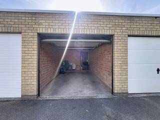 <p><span>Garage te koop nabij centrum Roeselare</span></p><p><span>Praktische garagebox op wandelafstand van het centrum van Roeselare, gelegen op een discrete en vlot bereikbare locatie.</span></p><p><span>De garage beschikt over een </span><span>vernieuwd dak en een recente sectionale poort</span><span>.</span></p><p><span>Elektriciteit kan desgewenst worden voorzien.</span></p><p><span>Mooi meegenomen voor investeerders: de garage is momenteel verhuurd aan een trouwe huurder, goed voor een huurinkomst van €60 per maand.</span></p><p><span>Een interessante opportuniteit voor eigen gebruik of als investering.</span></p><p><span> </span></p>