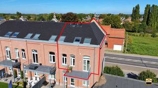 <p><span>Ruim duplexappartement in karaktervol gebouw op centrale ligging in Heers</span></p><p><span>Op zoek naar een ruim appartement met karakter en alle voorzieningen binnen handbereik? <br />Deze ruime duplex is gelegen op een centrale locatie in Heers, met een vlotte verbinding naar <br />de omliggende gemeenten. Winkels en andere dagelijkse voorzieningen liggen op wandelafstand.</span></p><p><span>Het appartement maakt deel uit van een karaktervol gebouw, de voormalige Rijkswachtkazerne, <br />dat met respect voor zijn oorspronkelijke uitstraling werd omgevormd tot een kleinschalig geheel <br />van zes wooneenheden. De combinatie van het historische karakter, de ruime indeling en het <br />hedendaagse wooncomfort maakt van deze duplex een bijzonder aangename woonplek. </span></p><p><span>Op de eerste verdieping bevindt zich de inkomhal met gastentoilet en trap naar de bovenverdieping. <br />De open leefruimte omvat een gezellig salon, een eetkamer en een open keuken, waardoor een <br />aangenaam en samenhangend geheel ontstaat. Aansluitend is er een praktische berging en een <br />terras waar je in alle rust van het buitenleven en groen uitzicht kunt genieten. </span></p><p><span>De tweede verdieping omvat de nachthal en twee bijzonder ruime slaapkamers van respectievelijk <br />24 m² en 22 m². De badkamer is comfortabel ingericht met een dubbele lavabo, een ligbad, een <br />afzonderlijke douche en een toilet. Daarnaast is er een aparte wasberging die extra comfort biedt.</span></p><p><span>Een absolute meerwaarde zijn de afgesloten garagebox en de uitzonderlijk ruime privatieve <br />kelderberging van maar liefst 34 m². Deze bieden niet alleen een veilige parkeerplaats voor de <br />wagen, maar ook bijzonder veel extra opslagruimte. Een praktische troef die het wooncomfort <br />aanzienlijk verhoogt. </span></p><p><span>Ook op technisch vlak heeft deze duplex heel wat troeven. Het appartement beschikt over een <br />hoogrendementsketel op gas en hoogrendementsbeglazing in aluminium raamprofielen. Bovendien <br />is de elektriciteit conform het AREI en is het appartement asbestveilig. </span></p><p><span>Het gebouw is tevens voorzien van een lift.</span></p><p><span>Een ruime en karaktervolle duplex op een centrale locatie, ideaal voor wie comfortabel wil wonen <br />en waarde hecht aan ruimte, praktische voorzieningen en een gebouw met geschiedenis.</span></p><p><span>Wenst U meer informatie over dit duplexappartement of een bezichtiging?<br />Contacteer ons via 012 26 22 05 of info@hetimmohuis.be</span></p>