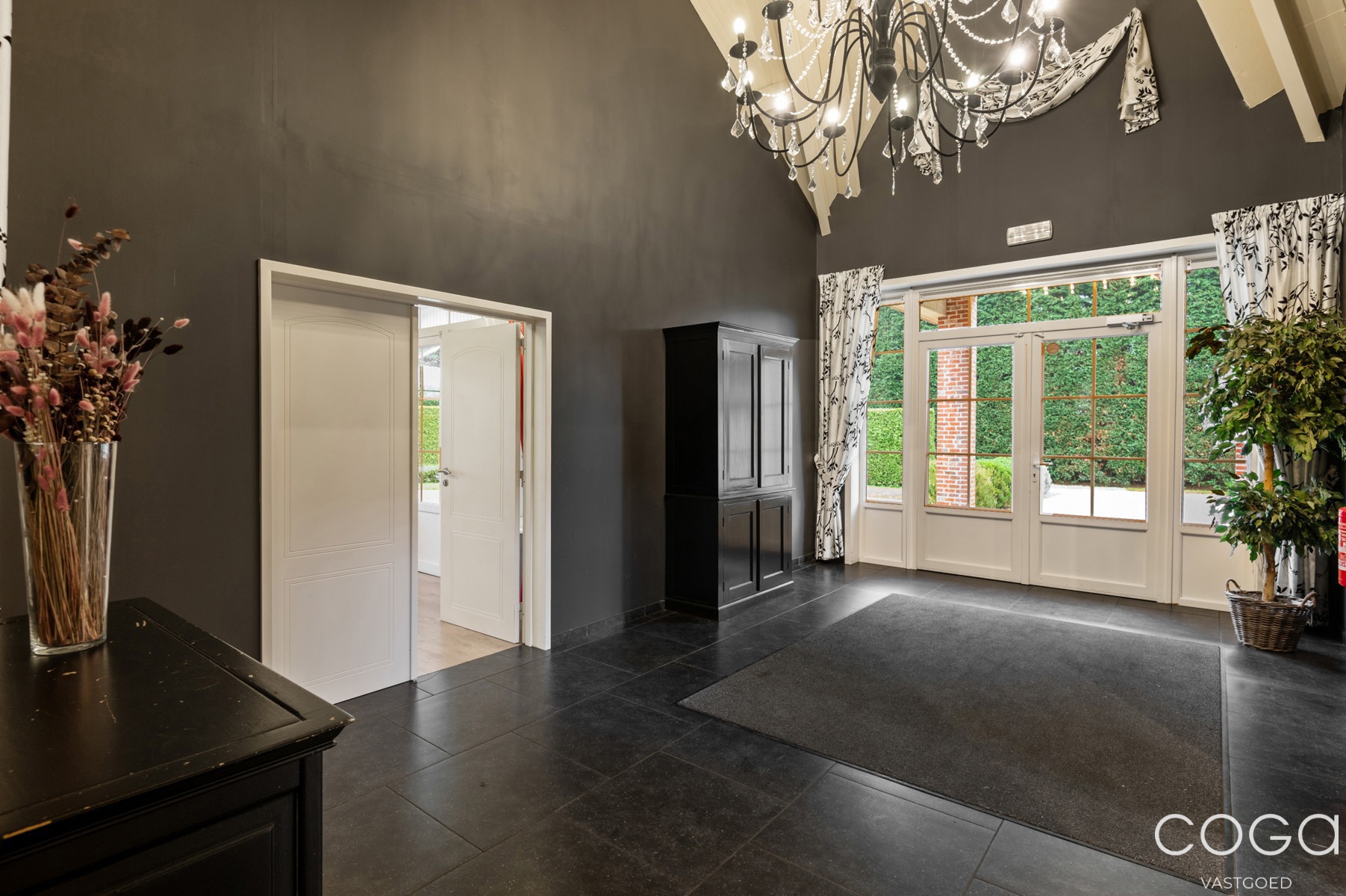 Verzorgd feestzalencomplex met parking en woonst op 5.851m². - foto 4