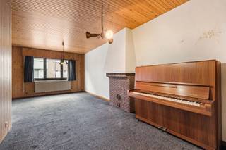 Bent u op zoek naar een woning met ruimte, een grote tuin én heel wat potentieel? Dan is deze eigendom in de Meirstraat 43 zeker een bezoek waard!<br /><br />Deze gezinswoning biedt maar liefst 4 slaapkamers, een zeer ruime tuin en veel stockageruimte, waaronder een inpandige garage, een aparte garagebox en een grote berging.<br /><br />Op het gelijkvloers vindt u een woonkamer, keuken, badkamer, een bureau, een praktische berging en de inpandige garage. De eerste verdieping telt 4 slaapkamers. Via een vaste trap bereikt u de zolderverdieping, die nog kan worden afgewerkt tot extra kamers – perfect voor grotere gezinnen of wie op zoek is naar extra hobby- of werkruimte.<br /><br />•EPC label F – renovatieplicht<br />•Elektrische keuring: niet conform<br /><br />Zin om deze ruime woning met potentieel te ontdekken? Bel ons op 052 46 38 03 of mail naar info@uw-huis.be en maak een afspraak voor een bezichtiging!