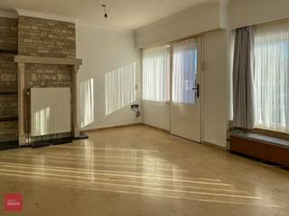 Woning bestaande uit een inkomhall, living, keuken, nieuwe badkamer, 3 slaapkamers en garage. Er is een tweede apart woongedeelte met living /...