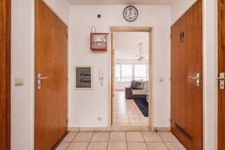 <p><span>1-slaapkamer appartement met zuidwest gericht terras in Sint-Katelijne-Waver.</span></p><p><span>Dit appartement is de ideale keuze voor wie op zoek is naar een centraal gelegen woonst in Sint-Katelijne-Waver.</span></p><p><span>Bij het betreden van de inkomhal krijg je direct toegang tot de ruime woonkamer, die bestaat uit een gezellige zithoek, een eethoek en een open keuken. De grote ramen zorgen voor een overvloed aan natuurlijk licht.</span></p><p><span>De inkomhal biedt drie deuren. De eerste deur leidt naar de volledig ingerichte badkamer, voorzien van een lavabo, douche en aansluitingen voor zowel een wasmachine als een droogkast. Gasten kunnen de aparte toiletruimte vinden achter de tweede deur. Achter de derde deur bevindt zich de ruime slaapkamer, die uitkomt op een zuidwestgericht terras aan de achterzijde van het gebouw, ideaal om rustig van de zon te genieten.</span></p><p><span>Ondanks de renovatieverplichting heeft dit appartement vandaag al heel wat troeven te bieden. Er is reeds hoogrendementsglas en een condenserende gasketel. Bovendien staat er een dakrenovatie gepland door de vereniging van mede-eigenaars, waardoor de EPC-score in de toekomst verder zal verbeteren. </span></p><p><span> Het biedt een ideale start in een gezellige en levendige wijk. </span></p>