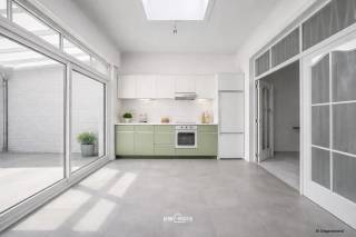 Deze ruime woning is gunstig gelegen vlakbij het centrum van Hamme en beschikt over een bewoonbare oppervlakte van ongeveer 175 m². Dankzij de hoge plafonds, grote kamers en de praktische indeling biedt deze woning bijzonder veel potentieel voor wie op zoek is naar een ruime gezinswoning die verder naar eigen smaak kan worden gemoderniseerd.<br /><br />Via de inkomhal komt u in de lichtrijke leefruimte die aansluit op de keuken. Achteraan bevinden zich de badkamer, een praktische bergruimte en de toegang tot de zuidgerichte tuin. Deze vormt een aangename en rustige plek om te genieten van het buitenleven.<br /><br />Op de eerste verdieping bevinden zich twee ruime slaapkamers. De tweede verdieping biedt nog twee volwaardige kamers die perfect kunnen dienen als extra slaapkamers, bureau of hobbyruimte. De royale ruimtes en hoge plafonds maken van deze woning een interessante renovatiekans met veel mogelijkheden.<br /><br />De woning beschikt bovendien over enkele belangrijke troeven zoals een elektriciteitsinstallatie die conform gekeurd is tot 2039, een asbestveilige woning en een energiezuinig EPC-label B. Tot slot is er ook een grote, praktische en droge kelder aanwezig.<br />