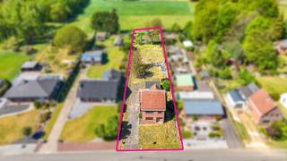 Te renoveren open bebouwing op topligging in Heusden-Zolder!<br /><br />In een rustige en groene buurt van Heusden-Zolder, op De Rieten 55, vinden we deze open bebouwing met tal van mogelijkheden voor wie op zoek is naar een renovatieproject met potentieel. De woning is gelegen op een aangenaam perceel en biedt een mooie basis om volledig naar eigen smaak en wensen te vernieuwen.<br /><br />Bij het betreden van de woning komt u in de inkomhal, die toegang geeft tot de verschillende leefruimtes. De huidige indeling omvat een leefruimte, keuken en meerdere kamers, die mits renovatie omgevormd kunnen worden tot een hedendaagse en comfortabele woonomgeving.<br /><br />De woning dient volledig gerenoveerd te worden, wat meteen ook een unieke kans biedt om alles naar eigen hand te zetten. Denk hierbij aan het creëren van een open leefruimte, moderne keuken en energiezuinige voorzieningen, volledig afgestemd op uw persoonlijke woonstijl.<br /><br />Daarnaast beschikt het pand over een tuin waar u in alle rust kan genieten van het groene karakter van de omgeving. Mits de juiste aanpak kan deze eigendom uitgroeien tot een echte parel op een gegeerde locatie.<br /><br />Pluspunten:<br />- Topligging;<br />- Zeer rustig gelegen;<br />- Grondoppervlakte van bijna 18are;<br />- Te vernieuwen naar eigen smaak;<br />- Nieuwe ramen en deuren;<br />- Vrijstaande woning.<br /><br />Bent u op zoek naar een project waar u uw eigen droomwoning kan realiseren? Dan is deze woning zeker een bezoek waard.<br />Maatregelen opgenomen in het Maatregelenregister: nee<br /><br />Voor een bezichtiging ter plaatse of meer info, bel ons op 078/78.78.70, of kom gewoon binnen op ons kantoor, steeds welkom!