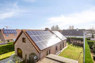 🏡 Te Koop: ruime woning met zongerichte tuin in rustige doodlopende straat! 🌞Deze op te frissen woning biedt een geweldige kans voor diegenen die...