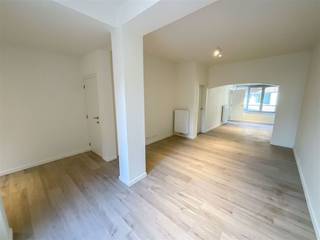 Welkom in deze charmante top moderne woning in het hart van Izegem! Met een bewoonbare oppervlakte van 180 m² is dit huis de perfecte mix van modern comfort en traditionele stijl. Gelegen op een perceel van 213m², biedt het volop ruimte en privacy.Bij binnenkomst wordt u verwelkomd door een lichte en open leefruimte die naadloos overgaat in de stijlvolle eetkamer. De moderne keuken is volledig uitgerust en biedt een gezellige plek. De woning beschikt over drie ruime slaapkamers, ideaal voor gezinnen of voor wie extra werk- of hobbyruimte wenst. De twee badkamers zijn voorzien van hoogwaardige afwerkingen. De buitenruimte is een verborgen schat met een uitnodigend terras en een groene tuin, perfect voor zomerse barbecues of ontspannen momenten. Na volledige renovatie zal deze woning een EPC label B hebben. De woning heeft een grote kelder van 27 m², een toegankelijke zolder van 28 m² en een tuinhuis van 17 m². Deze woning in Izegem is niet alleen aantrekkelijk door zijn centrale ligging, maar ook door zijn stijlvolle afwerking en praktische indeling. Mis deze unieke kans niet om eigenaar te worden van een prachtig huis in een levendige buurt!