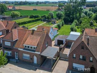 <p><span>Ruime woning met zuid-gerichte tuin.</span></p><p><span> </span></p><p><span>STARTPRIJS: Elk bod boven deze startprijs, wordt voorgelegd aan de eigenaars, die al dan niet kunnen in gaan op dit aanbod.</span></p><p><span> </span></p><p><span>Nabij de Zedelgemsesteenweg, op korte afstand van het centrum, winkels en openbaar vervoer, en op 10 min van de op - en afrit E40/E403 vinden we deze verrassend ruime gezinswoning terug.</span></p><p><span> </span></p><p><span>Indeling als volgt: aparte inkomhal, trappenhal, lichtrijke woonkamer met zithoek en eetplaats, aansluitend de uitgeruste keuken met eetplaats. Wasplaats, toilet, badkamer met dubbel wastafel, douche en vervolgens de master bedroom. </span></p><p><span> </span></p><p><span>Op het verdiep vinden we 3 slaapkamers terug (2 ruime en 1 kleinere kamer).</span></p><p><span> </span></p><p><span>Buiten werd er een nieuwe oprit aangelegd met nieuwe carport. De aparte garage doet op heden dienst als opbergplaats. De grote troef is de zuid-gerichte, goed onderhouden tuin dat grenst aan agrarisch gebied. </span></p><p><span> </span></p><p><span>CV op gas. EPC kan eenvoudig naar een C-label worden geoptimaliseerd door bijvoorbeeld het plaatsen van zonnepanelen. </span></p><p><span> </span></p><p><span> Contacteer Emile voor een bezoek: 0492 08 08 08 emile@correctvastgoed.be</span></p><p><span> </span></p><p><span> Online schattingstool: https://www.correctvastgoed.be/schatting</span></p>