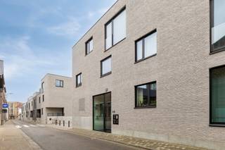 Ruim duplexappartement uit 2019 met een bewoonbare oppervlakte van 104 m², 2 slaapkamers en een zuidgericht terras. E-peil: 38 (EPC-label A).Het...