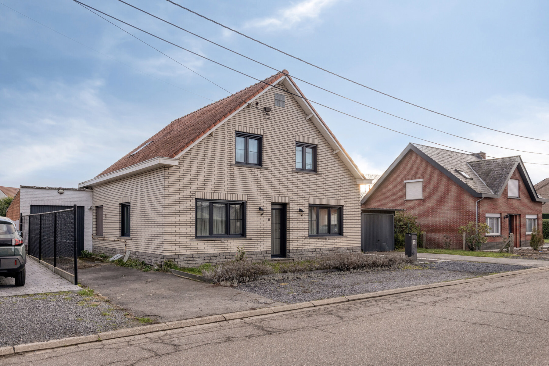 Gerenoveerde viergevelwoning met 4 kamers, tuin en garage - foto 2
