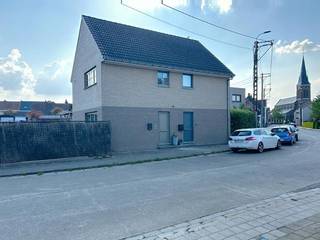 Centraal gelegen woning op wandelafstand van scholen, winkels en openbaar vervoer. De woning omvat een inkomhal met vestiaire, gezellige...