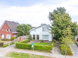 Deze eigendom is gelegen in een rustige woonwijk nabij de dorpskern van Evergem, doch ook zeer centraal gelegen nabij de R4.<br />De woning dateert van einde de jaren '60, geniet een stevige structuur (allemaal betonnen gewelven) en heeft een leuke indeling met split-levels. Enkele renovatiewerken dringen zich op om te voldoen aan het hedendaags wooncomfort.<br />Indeling: inkomhal, gastentoilet, lichtrijke woonkamer met schouwelement, ruime keuken met aansluitend een veranda en toegang tot de tuin. Naast de keuken is er een kleine bergruimte met toegang tot de inpandige garage (doet ook dienst als berging). Op de verdiepingen bevinden zich in totaal 4 slaapkamers (3 grote en 1 kleine of bureau) en een badkamer met lavabomeubel, inloopdouche en toilet. Links van het woonhuis is er een lange oprit voor verschillende wagens met aparte garage (staalplaten). Aangename achtertuinzone aanwezig met zuidoost oriëntatie.<br />INTERESSANTE EIGENDOM AAN DE JUIST PRIJS/KWALITEIT VERHOUDING!!<br />EPC: 339 kWh/(m² jaar), energielabel D, geen renovatieverplichting. P-score: A, G-score: A, geen risicozone voor overstromingen. Woongebieden, vergunning uitgereikt, verkavelingsvergunning uitgereikt, geen voorkooprecht, geen rechtelijke herstelmaatregel of bestuurlijke maatregel opgelegd.<br />U kan alle attesten bij verkoop downloaden via de website janssens-leroy.be.