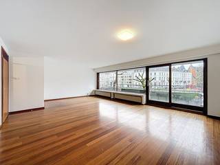 Dit appartement is slim ingedeeld om elke vierkante meter optimaal te benutten. De grote raampartijen in de leefruimte trekken het unieke...