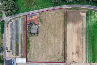 Karaktervolle eigendom met potentieel voor verbouwing of heropbouwBent u op zoek naar ruimte, rust en renovatiepotentieel? Dan is deze charmante...