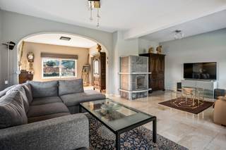 In een rustige doodlopende straat, op een prachtig perceel van 1.499 m², bevindt zich deze uiterst verzorgde en ruime gezinswoning. De woning...