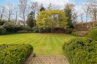 Goed onderhouden klassieke villa in hartje Vriesdonk, gelegen in een éénrichting straat.  Verschillende scholen en sportclubs op wandel-...