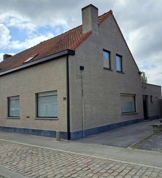 Belle maison neuve avec un grand jardin, 3 chambres et un garage à louer dans le quartier calme de Poelkapelle. Des lieux de vie spacieux !...