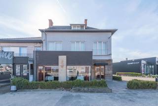 Riante horecazaak met woonst op een commerciële toplocatie te Tongeren. Dit voormalige restaurant is gelegen aan de Luikersteenweg, net buiten de stadskern richting winkelpark T-Forum. Visibiliteit gegarandeerd dus en ook de ruime parking is een grote troef.<br /><br />Het gebouw werd in 2007 grondig gerenoveerd en is als volgt ingedeeld: <br /><br />GELIJKVLOERS: <br /><br />- Inkom met vestiaire 8m2.<br />- Royale restaurantruimte van 101m2 goed voor zeker 58 zitplaatsen en voorzien van een royale toogopstelling. <br />- Toiletten m/v.<br />- Volledig, industrieel uitgeruste keuken van 40,76m2 met daarin ook een koelcel. <br />- Praktische voorraadruimte grenzend aan de keuken goed voor 32m2.<br />- Tweede inkom langs de rechterzijde van het gebouw, die uitkomt in de oorspronkelijke afhaalruimte van 14,8m2.<br />- Privatief is er een traphal naar het woongedeelte boven, een toilet en een kleine opbergruimte. <br /><br />EERSTE VERDIEPING: <br /><br />- Riante hal. <br />- Woonkamer van 38,6m2. <br />- Niet-uitgeruste keukenruimte van 7m2 die uitgeeft op de veranda van 11,5m2. <br />- Moderne badkamer voorzien van een ligbad-douche combinatie, toilet en lavabo. <br />- toilet apart.<br />- 2 Ruime slaapkamers van 9,6m2 en 13,5m2.<br /><br />TWEEDE VERDIEPING: <br /><br />- De tweede verdieping biedt nog eens drie (slaap)kamers met de volgende oppervlaktes: 6,5m2, 16,5m2 en 19,25m2. <br /><br />PERCEEL: <br /><br />Het gebouw is gelegen op een perceel van 5a30ca.