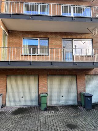 Te huur: ruim 2-slaapkamer appartement (115m²) – kleine residentie – EPC C<br /><br />Op de<strong> 1ste verdieping</strong> van een kleine en rustige residentie bevindt zich dit r<strong>uim en lichtrijk appartement</strong> met een bewoonbare oppervlakte van <strong>115m²</strong>.<br /><br />Indeling:
<ul>
	<li>inkomhal</li>
	<li><strong>ruime woonkamer</strong> met veel lichtinval</li>
	<li><strong>volwaardige keuken</strong></li>
	<li><strong>2 grote slaapkamers</strong></li>
	<li>badkamer met lavabo en bad</li>
	<li>apart toilet</li>
	<li>terras met buitenberging</li>
	<li><strong>garage inbegrepen</strong></li>
</ul>
Extra troeven:

<ul>
	<li> EPC C</li>
	<li>Rustige ligging</li>
	<li>Slechts enkele units in het gebouw (kleine residentie)</li>
</ul>
Dit appartement combineert ruimte, comfort en een <strong>aangename woonomgeving</strong>.<br /><br />Huurprijs: 1.100,-euro/maand + 40,- euro kosten/maand<br /><br />Ideaal voor wie graag ruim woont, met alle voorzieningen binnen handbereik.<br /><br />Interesse? Contacteer ons voor meer info of een bezoek! Mail naar matisse@dwimmo.be of bel naar 0472 87 62 87 voor het inplannen voor een bezoek.<br /> 