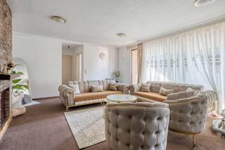 <span><span>Op zoek naar een centraal gelegen appartement voor eigen bewoning of een interessante opbrengsteigendom in het centrum van <strong>Roeselare</strong>? Lees dan zeker verder!<br /><br />Dit<strong> </strong>appartement is gelegen in de Steenstraat, op een uitstekende locatie in de stadskern van Roeselare. Winkels, scholen, openbaar vervoer en tal van andere voorzieningen situeren zich op wandelafstand.<br /><br />Het appartement bevindt zich op de eerste verdieping van een <strong>kleinschalige residentie</strong>, opgericht in 1976, en beschikt over een gezellige en lichtrijke woonkamer met eet- en zithoek, a<strong>anpalend buitenterras</strong>, een afzonderlijke keuken, <strong>twee volwaardige slaapkamers</strong>, een badkamer uitgerust met ligbad, lavabo en toilet, een praktische wasplaats en een aparte berging.<br /><br />Dankzij het <strong>EPC-label D (346 kWh/m²jaar)</strong> geldt er geen renovatieverplichting.<br /><br />Het appartement is momenteel verhuurd, waardoor u vanaf de aankoop onmiddellijk kunt genieten van de maandelijkse huuropbrengst (€729,73/m). <strong>Een uitstekende opportuniteit voor investeerders!</strong><br /><br /><u>Troeven:</u></span></span>
<ul>
<li><span><span>Verhuurd – onmiddellijk huurrendement;</span></span></li>
<li><span><span>EPC-label D – geen renovatieverplichting;</span></span></li>
<li><span><span>Centrale ligging in het centrum van Roeselare;</span></span></li>
<li><span><span>Zowel geschikt als investering als voor eigen bewoning.</span></span></li>
</ul>
<span><span> Interesse? Neem gerust even contact met ons op voor meer informatie of een bezoek ter plaatse en ontdek zelf de troeven van dit centraal gelegen appartement in Roeselare. Bel Diksimmo op het nummer <strong>051 50 11 51</strong> of mail naar diksmuide@diksimmo.be.</span></span>