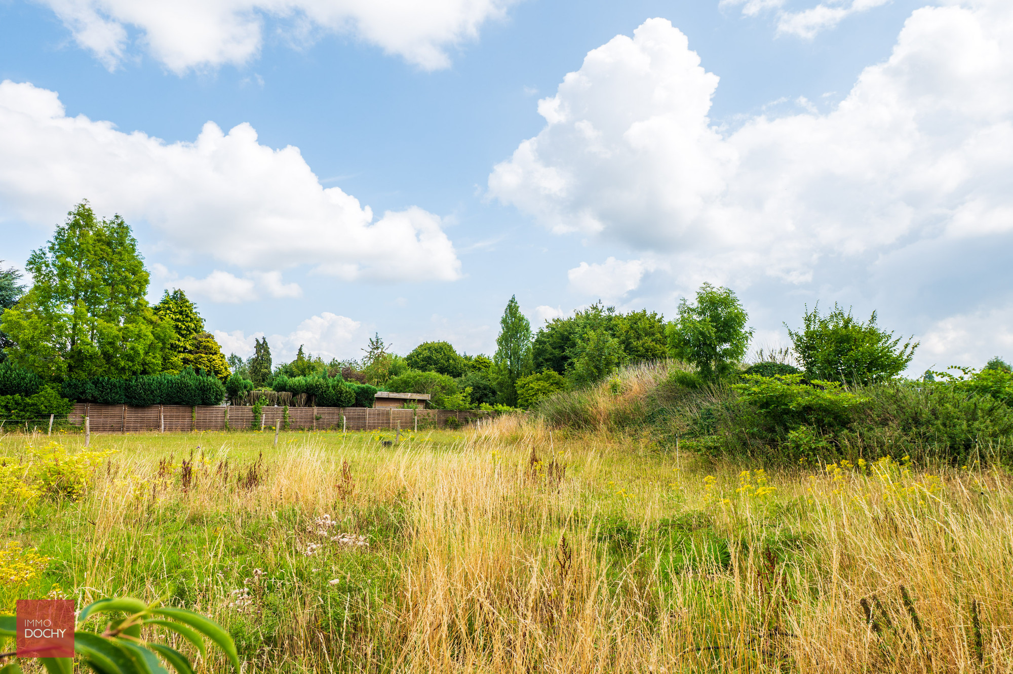 Prachtig centraal gelegen zuidgericht perceel van 2.552m² voor villabouw . +/- 42m breed op +/- 50m diep. Gelegen nabij de Hippodroom &amp; Bloso.