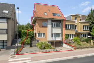 <p><span>Gelegen op een perceel van 800 m² biedt deze ruime woning met zes slaapkamers en uitzonderlijke charme een ideale leefomgeving voor gezinnen. Bij het betreden van de woning wordt u verwelkomd in een elegante inkomhal met klassieke details en een karaktervolle wenteltrap die naar de bovenverdiepingen leidt. Op het gelijkvloers vindt u eveneens een sfeervolle eetkamer met berging (21m²-2.5m²) met grote ramen die zorgen voor een overvloed aan natuurlijk licht de ideale plek voor gezellige diners. Aansluitend bevindt zich de keuken(8m²), die via een trap toegang biedt tot de kelders en de garage. Verder hebt u een gezellige woonkamer (31m²), die volop ruimte biedt voor ontspanning en gezinsmomenten. Grenzend aan deze woonkamer heeft u een veranda(18m²) die baadt in het licht. Deze veranda vormt een harmonieuze overgang tussen binnen en buiten en is veelzijdig in gebruik. Via de veranda hebt u directe toegang tot het terras met tuin een oase van rust waar u met vrienden en familie volop kunt genieten. Naast de veranda bevinden zich nog een douchekamer, een bergruimte en een afzonderlijk toilet. Op de eerste verdieping beschikt de woning over drie ruime slaapkamers(11-17-22m²), een badkamer, extra bergruimte en een apart toilet. De tweede verdieping herbergt nogmaals drie volwaardige slaapkamers(11-17-22m²), een tweede badkamer en een toilet. </span><span> </span><span> </span><span>Deze woning biedt een unieke kans voor wie op zoek is naar ruimte, comfort en een groene omgeving. Mis deze gelegenheid niet om uw droomwoning te realiseren in een uitzonderlijk kader. </span></p><p><span>De woning is ideaal gelegen op wandelafstand van de Markt van Wemmel, bekend om zijn gezellige zondagsmarkt, exclusieve boetieks en sfeervolle restaurants. Op slechts 300 meter bevinden zich het Beverbos en het prachtige Park van Wemmel ideale plekken om tot rust te komen in het groen. U geniet hier van een strategische ligging: het UZ Jette bevindt zich vlakbij, net als het openbaar vervoer en de belangrijkste invalswegen richting Brussel, de ring en andere steden. Zo combineert u een vlotte bereikbaarheid met de rust van een residentiële en groene omgeving, net buiten de stadsdrukte. Deze gegeerde wijk staat dan ook terecht bekend als een toplocatie perfect voor wie comfort, mobiliteit en levenskwaliteit wil combineren.</span></p>