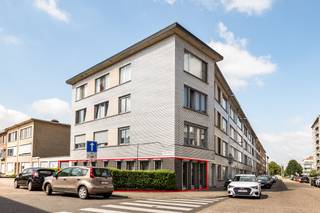 <div><div> <p>Gelijkvloers hoekappartement met tuin en garage.</p><p>Dit instapklaar gelijkvloers hoekappartement met zijtuin van 30 m² is gelegen op een aangename en vlot bereikbare locatie, nabij het Ertbruggepark en op wandelafstand van tram- en bushaltes. Het appartement omvat een inkomhal met vestiaire en afzonderlijk toilet met handenwasser. De leefruimte is afgewerkt met tegelvloer en sluit aan op een halfopen, volledig ingerichte keuken met alle toestellen. De badkamer is voorzien van een dubbele wastafel en ligbad. Verder zijn er twee slaapkamers van 7 m² en 17 m², beide uitgerust met ingemaakte kasten. Daarnaast is er een praktische bergruimte/wasplaats. Het appartement werd recent voorzien van nieuwe ramen met rolluiken en beschikt over een goedgekeurde elektrische installatie en individuele centrale verwarming op gas.. De zijtuin van 30 m² vormt een aangename buitenruimte en versterkt het open karakter van dit hoekappartement. Het appartement beschikt over een privatieve garagebox met oprit ervoor, waarbij de oprit kan gebruikt worden als extra autostaanplaats vóór de garagebox. Deze is verplicht bij aan te kopen voor € 30.000. </p></div> </div>