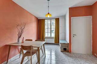 <p>Deze woning is <strong>gunstig gelegen</strong> in Bevere, op een boogscheut van het centrum van Oudenaarde. Dankzij de vlotte bereikbaarheid en de nabijheid van het station, winkels, scholen en andere dagelijkse voorzieningen geniet u hier van een bijzonder praktische ligging. Ook de aansluiting op de N60 is vlot bereikbaar, wat deze locatie ideaal maakt voor wie centraal wil wonen met goede verbindingen naar de ruime omgeving. Via de aparte inkomhal betreedt u de <strong>gezellige leefruimte</strong>, die naadloos overgaat in de <strong>vernieuwde en volledig geïnstalleerde keuken</strong>. Verder bevinden zich op het gelijkvloers een praktische berging, een apart toilet en de badkamer. Op de eerste verdieping bevinden zich <strong>twee slaapkamers</strong>. De zolderverdieping biedt bovendien extra mogelijkheden en kan, mits renovatie, ingericht worden als derde slaapkamer, bureauruimte, hobbykamer of extra bergruimte. Tot slot beschikt de woning over een <strong>gezellig terras</strong> en een <strong>diepe tuin</strong>, waar u volop kunt genieten van rust en buitenruimte. <strong>Dak werd recent geïsoleerd</strong> - <strong>10 zonnepanelen</strong> - <strong>EPC B - Asbestveilig</strong></p><p>*<strong>De vermelde prijs is een richtprijs. Na ontvangst van de biedingen beslist de verkoper volledig vrij of hij al dan niet tot verkoop overgaat en welk bod hij aanvaardt. De richtprijs is niet bindend.</strong></p>