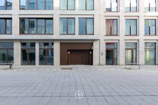 Op een absolute toplocatie op het Antwerpse Zuid bevindt zich deze uitzonderlijk ruime ondergrondse staanplaats in de recente en...