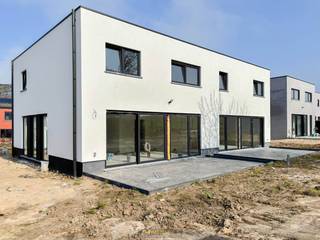 <p><span><u>Mogelijkheid tot aankoop aan verlaagd BTW-tarief (6%)!!!</u></span></p>
<br /><strong>MODERNE, ENERGIEZUINIGE</strong> halfopen nieuwbouwwoning met zonnige tuin, duurzame technieken en <strong>EIGENTIJDSE AFWERKING</strong> biedt u een perfecte combinatie van stijl en comfort. Deze <strong>STRAK ONTWORPEN WONING</strong> op een aangenaam perceel beschikt over een bewoonbare <strong>OPPERVLAKTE VAN 168 M²</strong> en beantwoordt dankzij de <strong>ZONNEPANELEN, WARMTEPOMP EN VLOERVERWARMING </strong>moeiteloos aan de nieuwste energienormen. De open leefruimte is <strong>BIJZONDER LICHTRIJK</strong> door de grote raampartijen en sluit naadloos aan op de <strong>ZONNIGE TUIN</strong>. De moderne keuken <strong>MET CENTRAAL KOOKEILAND</strong> vormt het hart van de woning en is ideaal voor <strong>GEZELLIGE MOMENTEN MET FAMILIE EN VRIENDEN</strong>. Verder vindt u op het gelijkvloers een <strong>PRAKTISCHE BERGING/WASPLAATS</strong>. De eerste verdieping telt <strong>DRIE VOLWAARDIGE SLAAPKAMERS</strong> en een stijlvol ingerichte badkamer. Gelegen in een rustige, landelijke omgeving geniet u hier van de nodige rust, terwijl u <strong>TOCH EEN VLOTTE VERBINDING HEEFT NAAR BRAKEL EN ZWALM</strong>.<br /><br />Adres: Heuvelgem te Brakel-Zwalm<br /><br />P-score: B, G-score: B