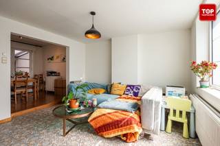 Op een goede locatie, vlak bij de Lembeekse bossen, vind je deze verzorgde halfopen woning met een aangename tuin en veel lichtinval.De leefruimte...