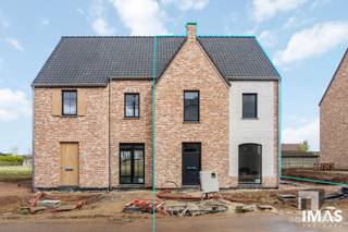 <p><span>Woning Oude Baan 17 A Loksbergen</span></p><p><span> </span></p><p><span>op grond van 3.45 are;</span></p><p><span>oriëntatie tuin zuid-oost</span></p><p><span>aantal slaapkamers: 3 ( 4 mogelijk, na inrichting van zolderniveau );</span></p><p><span>161.40 m² bewoonbaar</span></p><p><span> </span></p><p><span>Woonproject De Zilveren Helm in het landelijke, groene Loksbergen biedt nog 5 tijdloze halfopen BEN-woningen in een doodlopende straat: rustig wonen zonder doorgaand verkeer, mét volop ruimte om buiten te leven. Natuur en stilte gaan hier hand in hand met een vlotte bereikbaarheid: de E314 ligt op ca. 10 minuten, Halen op 5 minuten en Diest/Herk-de-Stad op korte afstand.</span></p><p><span>De woningen zijn ontworpen met een sterke focus op duurzaamheid en energiezuinig comfort (A+-niveau): degelijke isolatie, warmtepomp met vloerverwarming, ventilatiesysteem D met warmterecuperatie, zonnepanelen en een regenwaterput van 7.500 liter. Elke woning telt 3 slaapkamers en een ruime zolder (vaste trap) met potentieel voor extra kamer(s) of hobbyruimte. De bewoonbare oppervlakte varieert van 161 tot 165 m².</span></p><p><span>Belangrijk: de woningen zijn klaar voor verdere afwerking en kunnen casco+ aangekocht worden. Dat betekent kopen in de huidige staat, zodat u zélf de stelposten voor vloeren, faiences,sanitaire toestellen, keuken en binnenschrijnwerk naar eigen smaak en timing kan uitvoeren (prijzen op aanvraag). Oplevering voorzien richting najaar/november 2026.</span></p><p><span>Vragen of een plaatsbezoek, contacteer dan Immo Diest 013 31 25 22 - info@immodiest.be of Jan Vanonckelen op 0498 52 64 52 of op jan.vanonckelen@immodiest.be</span></p><p><span> </span></p><p><span> </span></p><p><span> </span></p><p><span> </span></p><p><span> </span></p>