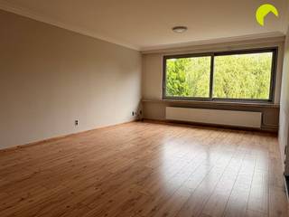 In deze rustige woonwijk gelegen in de directe nabijheid van 2 stadskernen (Mortsel + Edegem) vinden we dit lichtrijk 2-slaapkamer appartement...