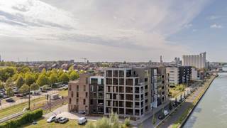 <p><u><strong>SCHRIJF JE NU IN VOOR DE BEZOEKDAG OP 19/09/2026</strong></u><br /><br />Welkom in deze schitterende penthouse, gelegen op de vijfde verdieping van een modern gebouw aan de Zuidkaai in Izegem. Deze instapklare penthouse biedt een luxe afwerking die een warme en stijlvolle ambiance creëert. Met een royale bewoonbare oppervlakte van 168 m² en twee terrassen van 20 en 30 m², beschikt u hier over een prachtige leefruimte die perfect is voor zowel ontspanning als het ontvangen van gasten. De woonkamer is licht en uitnodigend, terwijl de open keuken aanzet tot culinaire creaties in een mooie setting.<br /> </p>

<p>Deze woning omvat drie comfortabele slaapkamers, ideaal voor een gezin of als thuiswerkplek, en een zorgvuldig ontworpen badkamer die het welzijn bevordert met de nodige luxe. Het penthouse is niet enkel tijdloos ingericht, maar ook strategisch gelegen in de nabijheid van lokale voorzieningen, zodat u de levendigheid van de stad gemakkelijk kunt ervaren. Dit is de perfecte plek voor wie zoekt naar een harmonieuze combinatie van comfort en stijl in een bruisende omgeving.<br /><br />Extra troeven: </p>

<ul>
	<li>Vloerverwarming</li>
	<li>Regenwater op terras</li>
	<li>Zonneluifels, screens en vliegenhor</li>
	<li>Waterontkalker</li>
	<li>Domotica</li>
</ul>

<p><br />Parkeerplaats moet verplicht aangekocht worden aan een prijs van <strong>22.000 euro </strong>met optie tot garagebox 35.000 euro.<br /><br />Interesse in deze topper? Neem snel contact op met Dominique +32 476 77 31 31  of Dominique@vastgoedcanniere.be en ontdek jouw toekomstige droom penthouse!</p>