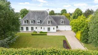 Deze exclusieve villa met praktijkruimte is gelegen op een prachtig stuk grond van maar liefst 2.600m². Zowel de woning als de tuin zijn steeds...