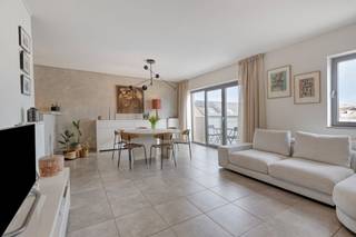 Dit comfortabele, energiezuinige appartement (86 m²) met twee slaapkamers bevindt zich op de tweede verdieping van een rustige residentie in de Gentse rand. De ligging is ideaal: op wandelafstand van het historisch centrum, natuurreservaat Bourgoyen en het Groenevalleipark. Buurtwinkels, openbaar vervoer en invalswegen (R4, E40) zijn vlakbij, met ruim voldoende parkeergelegenheid in de directe omgeving.Het appartement (bouwjaar 2010) is uitstekend onderhouden en perfect als starterswoning, investering of voor studerende kinderen.Indeling:Inkomhal en praktische berging (wasmachine/droogkast)Lichtrijke leefruimte met open keuken en eetplaats2 terrasjes met goede oriëntatie2 slaapkamersBadkamer met ligbad en dubbele lavabo; apart toiletGemeenschappelijke groenzone, overdekte fietsenstalling en afgesloten afvalruimteTroeven:EPC label A (66 kWh/m² jaar)Recent gebouw in zeer goede staatRustige ligging in een autoluwe straatVeel lichtinval en uitstekende bereikbaarheidBezoek &amp; Bieden:Schrijf je in voor het bezoekmoment op zaterdag 9 mei via dewaele.com. Dit betreft een instelprijs; de biedvoorwaarden en het uitbrengen van een bod verlopen eveneens via de website.De algemene voorwaarden van Dewaele DIY kunt u steeds raadplegen via dewaele.com.Bestuursmaatregelen in het maatregelenregister: nee
