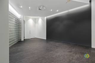 Peutie : espace polyvalent actuellement aménagé en atelier, archives et salle de réception. Les espaces sont très flexibles et peuvent,...