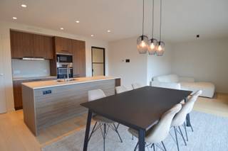 Deze prachtige penthouse in Kortrijk is een unieke kans voor wie op zoek is naar luxe en comfort. Dit appartement biedt alle moderne gemakken die je maar kunt wensen.<br /><br />Een bijzondere troef van deze locatie is de komst van een semi-publieke, groene doorgang van de Grote Markt tot in de Jan Persijnstraat. <br /><br />Indeling als volgt: <br />Inkomhal met apart toilet, ruime en lichtrijke leefruimte met open keuken die voorzien is van alle toestellen (vaatwasmachine, frigo, oven, microgolf en inductie kookplaat). Aansluitend is er ook een eerste zonnig terras. <br /><br />Verder is er de ruime slaapkamer met aansluitend de badkamer die voorzien is van een inloopdouche. Via de slaapkamer is er toegang tot het 2e ruime terras waar je kunt genieten van het uitzicht over de stad. <br /> <br />Kortom, deze penthouse appartement in Kortrijk is een geweldige keuze voor wie op zoek is naar een modern en luxe verblijf. Met zijn prachtige terrassen, ruime indeling en energiezuinigheid (A label) is het de perfecte plek om te wonen.<br /><br />Huurprijs: 995 EUR/maand + 85 EUR/maand syndic of een totaal van 1.080 EUR/maand<br />Adres: Jan Persijnstraat 6/51, 8500 Kortrijk<br />Onze referentie: DEV5246