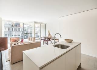 <strong>Residentie ZonZicht: Uw uitvalsbasis aan de Kust</strong><br /> <br />Ontdek residentie "ZonZicht", een stijlvol nieuwbouwproject in de Zeelaan te Koksijde, op slechts één minuut wandelen van het strand. Het gebouw, gekenmerkt door strakke lijnen en grote raampartijen, biedt maximaal lichtinval en een tijdloze architectuur. De hoge afwerkingsgraad en het gebruik van kwalitatieve materialen zorgen voor duurzaam wooncomfort. <br /> <br />Residentie "ZonZicht" is ideaal voor wie een comfortabele uitvalsbasis zoekt voor vakanties in Koksijde, met een uitstekende bereikbaarheid en nabijheid van het centrum en het gemeentehuis, waar tal van activiteiten plaatsvinden. Bovendien is dit project een sterke investering, met mogelijkheden voor zowel vakantie- als jaarverhuur.<br /><br />Indeling: Inkomhal met plaats voor vestiaire | Open en volledig uitgeruste keuken | Zonnige leefruimte uitgevend op westgericht balkon (6,33 m²) met zijdelings zeezicht | Berging met voorziening voor wasmachine | Badkamer met inloopdouche en lavabo in meubel | Afzonderlijk toilet met lavabo | 2 slaapkamers uitgevend op balkon achteraan (1,66 m²) | Private kelder | Gemeenschappelijke fietsenberging | Gemeenschappelijk vuilnislokaal.<br /> <br />Wonen in "ZonZicht" betekent genieten van comfort, stijl, en een ongeëvenaarde kustervaring.