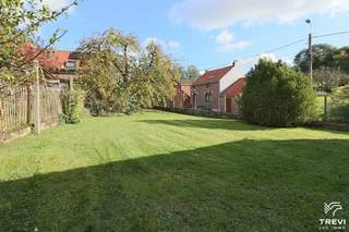 Composition :Sous-sol : cave : +/- 48 m²Rez de chaussée : hall d'entrée : 16,37 m², living : 27,14 m², ancien magasin : 32,88 m², salle à manger :...