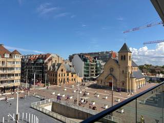Nieuwpoort-bad, appartement met 3 slaapkamers en zicht op het pittoreske kerkje en de zee met zijn staketsel. Indeling: mooie inkomhal met toegang tot de leefruimte voorzien van een op maat gemaakte keuken en prachtige natuursteenaccenten. Het keukeneiland en de zitbank vormen één geheel wat voor 'rust' zorgt. Vanop de bank heb je een magnifiek zicht op de zee en het staketsel. De leefruimte geeft uit op het terras waar je van 's ochtends tot iets na de middag in de zon kan zitten. Er is een apart toilet en de badkamer is voorzien van een inloopdouche en dubbele wastafel; 3 ruime slaapkamers waarvan 2 uitgevend op een zuid-west gericht terrasje. Parket, natuursteen en toestellen van Miele zorgen voor dat tikkeltje meer. De residentie werd recent volledig gerenoveerd; er is een gemeenschappelijke fietsberging en een private kelder voorzien. <br /><br />Bel Dries, ook op zon-en feestdagen, 0478/937.935, of kom langs op kantoor 'Immo Maritiem' naast het kerkje in Nieuwpoort-bad.