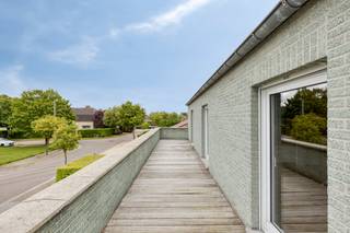In een gegeerde woonwijk van Hoogstraten bevindt zich deze voormalige dokterswoning met praktijkruimte, gelegen op een mooi perceel met veel privacy en tal van mogelijkheden. De woning combineert karakter, ruimte en functionaliteit, ideaal voor wie wonen en werken wil combineren of op zoek is naar een veelzijdige gezinswoning.<br /><br />Bij het betreden van de woning komt u terecht in een royale inkomhal die toegang geeft tot de lichtrijke leefruimte. De woonkamer met grote raampartijen geniet van veel natuurlijke lichtinval en biedt een aangenaam zicht op de tuin. Aansluitend heeft u de keuken die voorzien werd van alle toestellen. <br /><br />Op het gelijkvloers bevindt zich de voormalige praktijkruimte, die perfect kan dienen als kantoor, vrij beroep, extra slaapkamer of hobbyruimte. Dankzij de praktische indeling kan de woning bovendien eenvoudig worden ingedeeld als kangoeroewoning.<br /><br />De verdieping omvat drie volwaardige slaapkamers en een ruime badkamer. De zolderverdieping biedt bijkomende stockage mogelijkheden. <br /><br />Buiten geniet u van een mooie tuin met veel privacy, ideaal om in alle rust te ontspannen. Daarnaast beschikt de woning over voldoende parkeermogelijkheden, waarvan één inpandige garage.<br /><br />Troeven:<br /><br />- Combinatie wonen en werken<br />- Hoekligging<br />- Ruime kamers<br />- Gunstig EPC (label B)<br />- Zonnepanelen<br /><br />Interesse? <br />Vraag uw bezoek aan via 0468 320 677 of leen.van.bavel@dewaele.com<br /><br />(ver-)Kopen of (ver-)huren in de Noorderkempen?<br />Wij helpen u graag verder!<br />Dewaele Vastgoed<br /><br />Bestuursmaatregelen in het maatregelenregister: nee<br /><br />Deze AI-visualisaties zijn bedoeld als inspiratie. Er werd geen rekening gehouden met technische specificaties, stedenbouwkundige voorschriften of de concrete mogelijkheden tot realisatie.