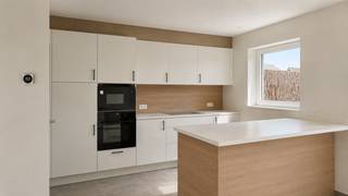 Deze kleinschalige verkaveling combineert open en halfopen bebouwingen in een rustig woonerf, op een uiterst vlot bereikbare locatie nabij het centrum van Torhout, de ring en belangrijke invalswegen. De woningen worden gerealiseerd in een moderne, landelijke architectuur met twee bouwlagen en een hellend dak.<br /><br />De woningen zijn ontworpen met oog voor hedendaags wooncomfort, energiezuinigheid en een praktische indeling. Er is bovendien de mogelijkheid om de woning uit te breiden tot vier slaapkamers, ideaal voor gezinnen of wie extra ruimte wenst.<br /><br />Troeven:<br />• Mogelijkheid tot 4 Volwaardige slaapkamers<br />• Open leefruimte met keuken<br />• Vloerverwarming<br />• Lucht/water warmtepomp<br />• Zonnepanelen<br />• Regenwaterpomp<br />• Open en halfopen bebouwingen<br />• Modern-landelijke architectuur<br />• Rustig woonerf<br />• Vlotte verbinding naar centrum Torhout, ring en autosnelwegen<br /><br />Alle vermelde prijzen zijn exclusief btw en aankoopkosten. Een gedetailleerde prijslijst is beschikbaar op aanvraag.<br /><br />Voor meer informatie of een afspraak, contacteer Simon via 0498 12 37 08 of via simon@vicusvastgoed.be.