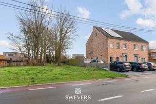 Voor meer info en foto’s, surf naar www.swevers.be – In de Meelbergstraat 76 (lot 1) in Paal bevindt zich deze grond die een mooie kans biedt voor wie een eigen woning wil realiseren op een rustige en aangename locatie. De grond maakt deel uit van een verkaveling waarvan de procedure momenteel lopende is. Het perceel heeft een oppervlakte van 5 are 31 en biedt een mooie balans tussen woonruimte en buitenruimte. Dankzij de zuidoostelijke oriëntatie kan de toekomstige tuin optimaal genieten van zonlicht, wat zorgt voor een aangename buitenbeleving doorheen de dag. Met een perceelbreedte van 11 meter en een diepte van 66,8 meter zijn er verschillende mogelijkheden bij het ontwerpen van een woning. Op dit perceel kan een halfopen bebouwing worden gerealiseerd, onder voorbehoud van het bekomen van de nodige vergunningen. De royale perceeldiepte laat bovendien ruimte voor een ruime tuin waar bijvoorbeeld een terras, speelruimte of groene ontspanningsplek kan worden ingericht. Ook de ligging is een belangrijke troef. De snelweg bevindt zich op ongeveer 1900 meter, wat zorgt voor een vlotte verbinding naar omliggende steden. Scholen liggen op circa 1000 meter en zijn dus makkelijk bereikbaar. Openbaar vervoer bevindt zich op slechts 600 meter afstand en winkels en ontspanningsmogelijkheden liggen op ongeveer 1200 meter. Deze grond combineert een praktische perceelvorm, een gunstige oriëntatie en een goed bereikbare ligging, waardoor het een uitstekende basis vormt voor wie wil bouwen aan een nieuwe thuis in Paal. Voor meer informatie, bel 011 255 155.