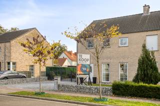 Instapklare halfopen woning met zonnige tuin in rustige wijk van Termien, Genk.Ben je op zoek naar een instapklare woning op een rustige, maar...