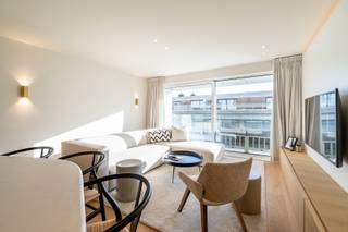 Magnifique appartement entièrement meublé de deux chambres, idéalement situé entre la place Van Bunnenplein et la place Lichttorenplein.<br /><br />Il comprend un hall d'entrée avec toilettes pour invités et vestiaire, un agréable espace de vie avec cuisine ouverte entièrement équipée donnant sur une terrasse ensoleillée orientée sud.<br />La chambre principale dispose de placards intégrés, tandis que la deuxième chambre est équipée de lits superposés.<br /><br />La salle de bains est équipée d'une douche et d'un double lavabo. Une machine à laver et un sèche-linge sont à votre disposition.<br /><br />La résidence a été entièrement rénovée récemment, y compris les balcons et les terrasses.