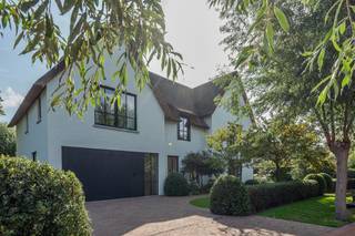 Deze exclusieve villa met een bewoonbare oppervlakte van 502m², afgewerkt met uitzonderlijke materialen en oog voor detail, bevindt zich op een van de meest begeerde en rustige locaties van het Zoute, op wandelafstand van zowel het strand als het Zwin. De inkomhal met personenlift (van -1 tot +1), vestiaire en gastentoilet leidt naar een riante en lichtrijke woon- en eetkamer met gashaard en grote raampartijen die uitgeven op een volledig zuidgericht terras en een prachtig aangelegde tuin. De volledig geïnstalleerde open keuken sluit naadloos aan bij een ruime en uiterst praktische bijkeuken en wasplaats, die rechtstreeks verbonden is met de inpandige garage voorzien van een elektrische laadpaal.<br />Op de eerste verdieping bevindt zich een luxueuze master suite met een royale dressing en een elegante badkamer met bad, douche, dubbele lavabo en toilet. Daarnaast zijn er drie ruime slaapkamers, elk met eigen douchekamer en ingemaakte voorzieningen. De tweede verdieping biedt nog twee slaapkamers, een douchekamer, een technische berging en een zolderruimte.<br />De villa beschikt over een ruime kelder met wijnkelder en extra bergruimtes. Voor het comfort en de veiligheid is de woning uitgerust met airconditioning en een alarmsysteem. Buiten is er, naast de inpandige garage, voldoende parkeergelegenheid voor meerdere wagens. De prachtig aangelegde tuin maakt dit eigendom compleet.<br /><br />Bezoek mogelijk na afspraak. Voor meer informatie of een bezichtiging kan u terecht bij Tine Vandenberghe: T: 0497 53 45 29 of info@Tine.immo