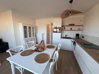 Zeer knusse penthouse met lateraal zeezicht in hartje Oostende.<br /><br />Deze zeer charmante en knusse penthouse is gelegen in het centrum van Oostende, op een toplocatie vlak bij het strand. De woning bevindt zich in een uiterst rustige en verzorgde residentie en biedt een prachtig open uitzicht.<br /><br />De penthouse beschikt over één slaapkamer en maar liefst twee terrassen waar u op elk moment van de dag kan genieten van de zon en het laterale zeezicht. Ideaal voor wie houdt van rust, licht en een unieke woonbeleving.<br /><br />Er is ook een ruime en zeer praktische wasplaats aanwezig.<br /><br />De meubels kunnen blijven staan. <br /><br />Gelegen op de 7e verdieping (lift tot de 6e verdieping), combineert deze penthouse privacy met een bijzonder uitzicht. Op wandelafstand vindt u winkels, openbaar vervoer en een gezellig parkje, wat het wooncomfort compleet maakt.<br /><br />Topligging nabij strand, w:inkels en ontspanning<br /><br />Onmiddellijk beschikbaar<br /><br />Een unieke kans voor wie op zoek is naar een gezellige penthouse op een uitzonderlijke locatie aan zee.<br /><br />