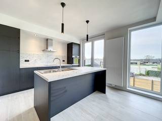 Dit nieuwbouwappartement op de 1ste verdieping van het gebouw is gelegen in het centrum van Staden, op wandelafstand van het marktplein en diverse winkels.<br />Het appartement omvat inkomhal, lichtrijke leefruimte met open ingerichte keuken en aanpalend een terras, ruime berging/wasplaats, toilet, badkamer en 2 slaapkamers. <br /><br />Extra troeven:<br />* Zonnepanelen<br />* Gemeenschappelijke fietsenberging<br />* Parkeerplaats incl.<br /><br />Bij het bouwen van deze appartementen werd aan alle comfort voor de bewoners gedacht! Oa. ook zonnescreens aan de achterzijde, rolluiken bij bad-en slaapkamers, centrale tappunten voor regenwater, lift,...<br /><br />Bijkomende syndickosten: 40,00 EUR/maand<br />(EPC:31 kWh/m²jaar - UC80958)<br /><br />Contacteer ons vrijblijvend voor meer info op 051/545.969