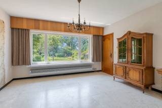 Deze gezinswoning met 3 slaapkamers biedt heel wat potentieel en is rustig gelegen in Olmen. Alle voorzieningen, zoals winkels, horecazaken, scholen en openbaar vervoer, bevinden zich in de nabije omgeving. Zowel de woning als de omliggende gemeenten zijn vlot bereikbaar.<br /><br />Indeling:<br />We betreden de woning via de ruime inkomhal. Van hieruit bereiken we de lichtrijke woonkamer en de keuken, die rechtstreeks toegang biedt tot het terras. Zowel vanuit de woonkamer als de keuken geniet u van een mooi groen uitzicht op de ruime tuin.<br /><br />Op de eerste verdieping bevinden zich 3 ruime slaapkamers. Via een vaste trap is bovendien de ruime zolder bereikbaar, ideaal als extra bergruimte.<br /><br />Vanuit de inkomhal bereiken we eveneens het gelijkvloerse niveau, waar zich een ruime garage, een berging/wasplaats, een apart toilet en een badkamer met ligbad en wastafel bevinden.<br /><br />Verder beschikt de woning over een ruime kelder van 67 m², ideaal als extra opslagruimte.<br /><br />Buitenruimte:<br />Het perceel van 18 are 4 ca biedt tal van mogelijkheden. Hier kunt u volop genieten van het buitenleven in een groene en rustige omgeving.<br /><br />Extra troeven:<br />- Rustige ligging<br />- Prachtig en ruim perceel<br />- Functionele woning met veel mogelijkheden<br /><br />Renovatieverplichting voor residentiële gebouwen is van toepassing. Meer info: https://energiesparen.be/renovatieverplichting.<br /><br />Voor meer informatie of een bezoek, neem contact met ons op via info@vastengoed.be of bel naar 014/72 73 74.<br /><br />(Wenst u een gratis schatting van uw eigendom? Neem contact met ons op via 014/72 73 74.)